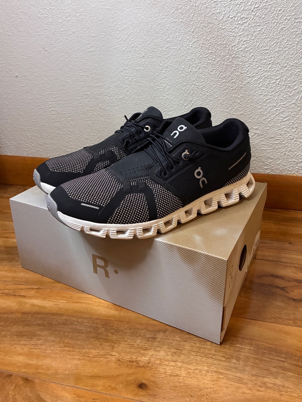 On Cloud 5 Men’s Athletic Running Sneaker Shoes, combo black & white- size 8